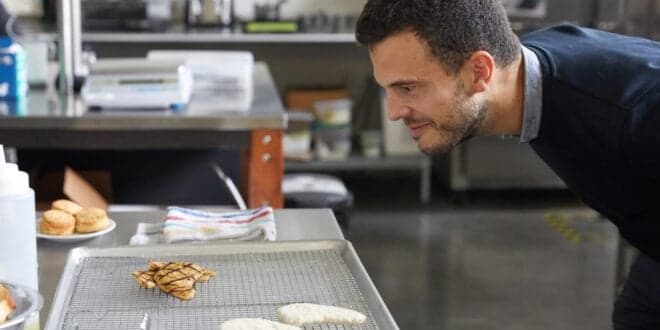 Carne feita em laboratório. Comia? Ex-aluno da Universidade do Minho está nos Estados Unidos a “cultivar” nuggets de frango